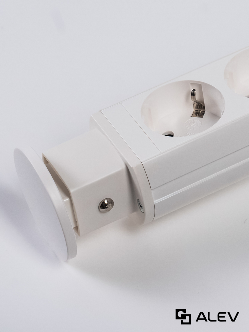 Вертикальная тройная розетка + 2 USB, белая