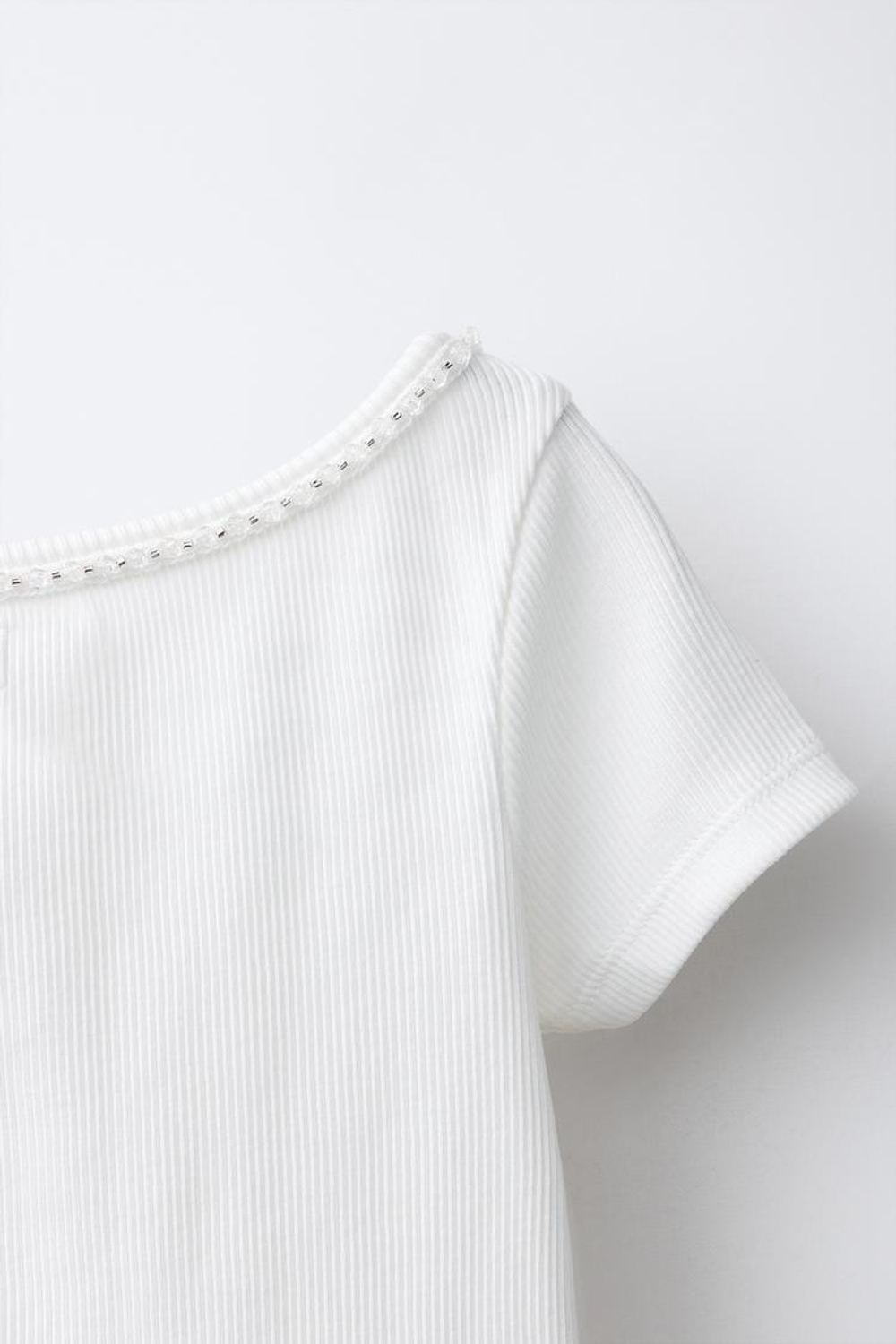 ZARA ФУТБОЛКА В РУБЧИК СО СТРАЗАМИ, БЕЛЫЙ