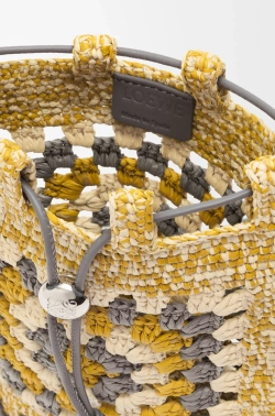 Loewe Сумка-мешок Patch Crochet на шнурке из телячьей кожи и рафии, горчичный