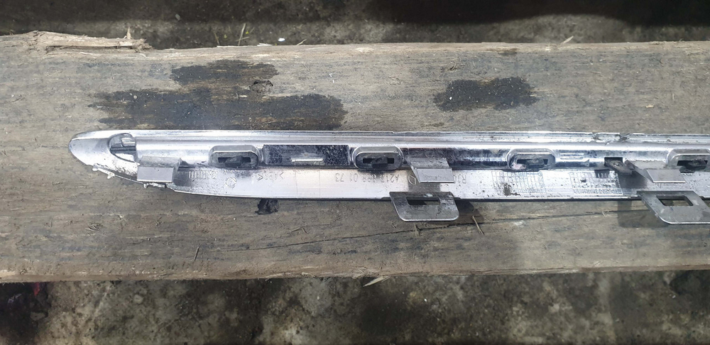 Молдинг решетки радиатора Mercedes E (W213) 16-20 Б/У Оригинал A2138880173