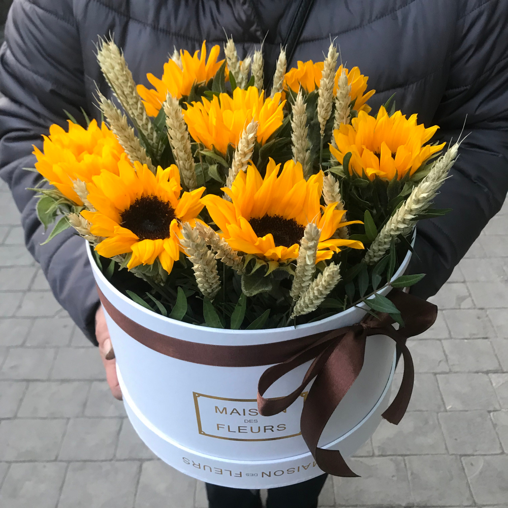 Подсолнухи в подарочной коробке "Maison des Fleurs"