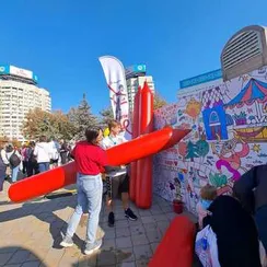 Гигантский надувной карандаш