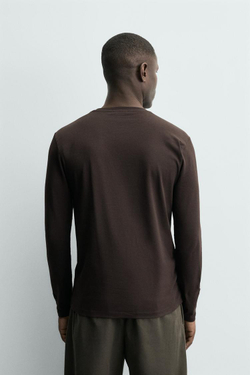 ZARA БАЗОВАЯ ФУТБОЛКА SLIM FIT, КОРИЧНЕВЫЙ