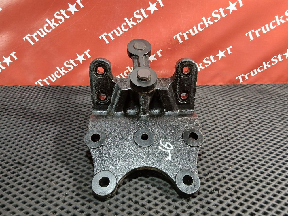 Кронштейн крепления передней рессоры передний