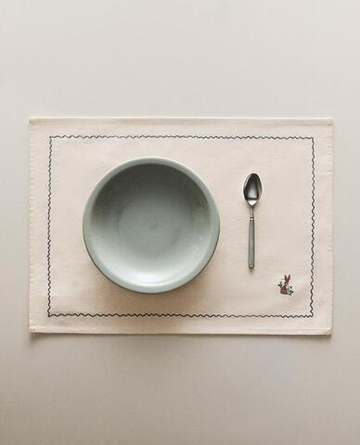 ZARA HOME ПОДСТАВКА ПОД СТОЛОВЫЕ ПРИБОРЫ ИЗ ХЛОПКА С ВЫШИВКОЙ «КРОЛИК», СИНИЙ