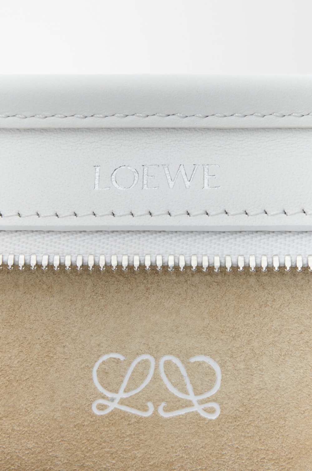 Loewe Мини-сумка Amazona 180 из мягкой телячьей кожи, белый