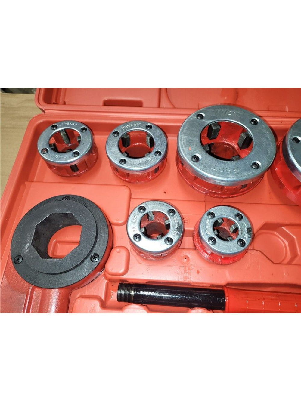 Клуппы трубные набор 7 клуппов трубных 3/8"-2" BSPT с трещоткой
