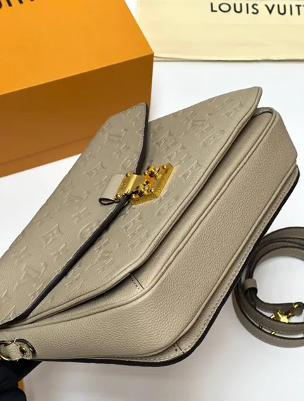 Сумка Louis Vuitton Pochette Metis бежевый