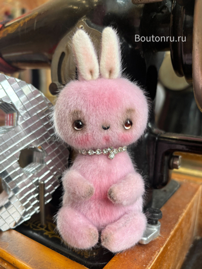 Игрушка в виде розового зайчика ручная работа