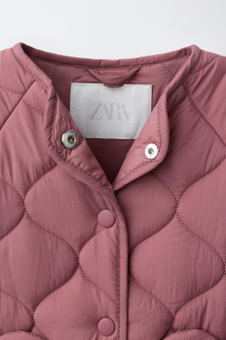 ZARA СТЕГАНАЯ КУРТКА С КАРМАНАМИ-СЕРДЕЧКАМИ, СЛИВОВЫЙ