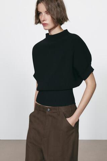 ZARA ТРИКОТАЖНЫЙ ТОП С ОБЛЕГАЮЩИМ ПОДОЛОМ, ЧЕРНЫЙ