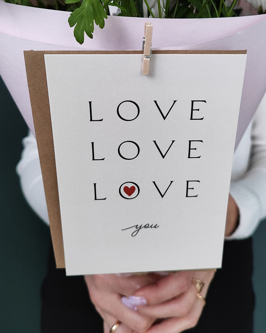Открытка в крафтомов конверте"LOVE"
