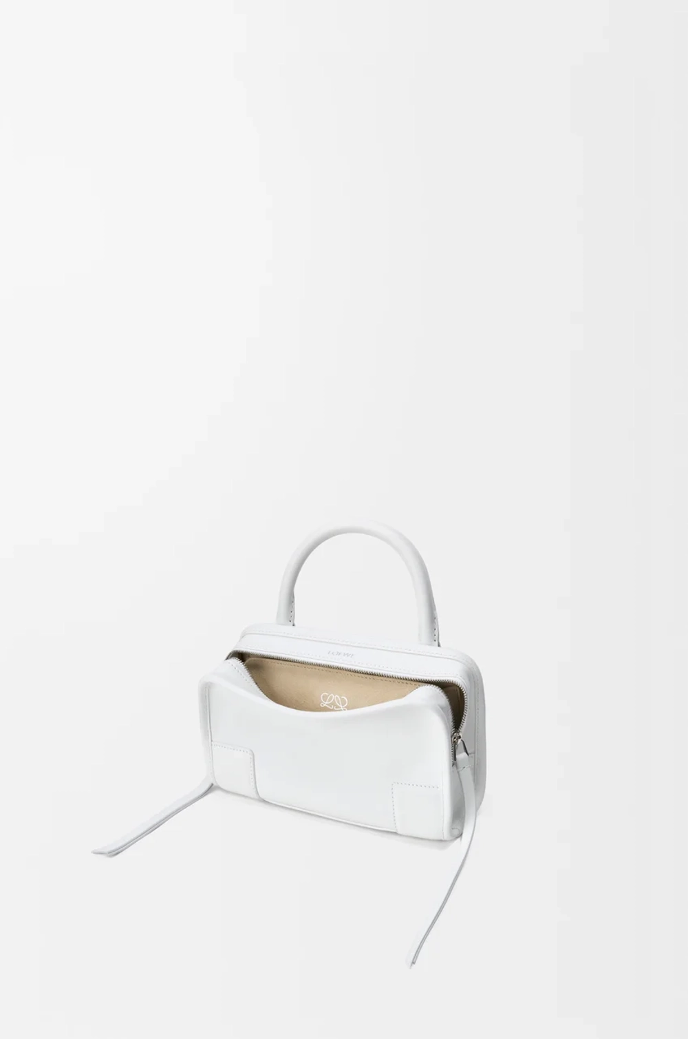 Loewe Мини-сумка Amazona 180 из мягкой телячьей кожи, белый