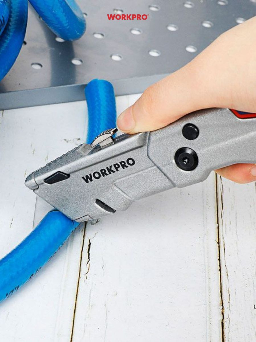 Нож строительный выдвижной универсальный + 3 лезвия WORKPRO WP213008