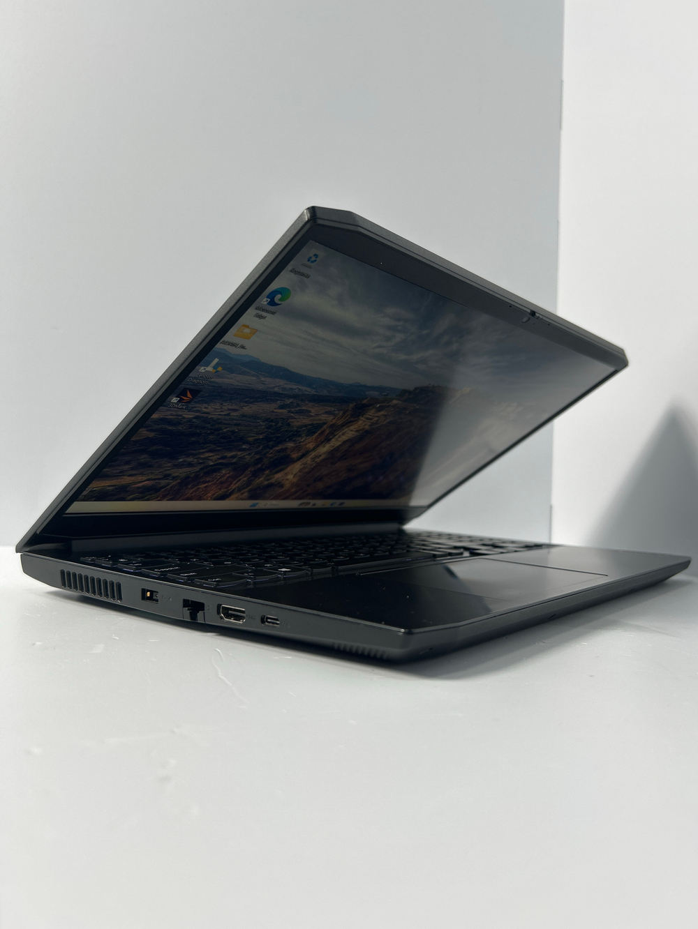 Ноутбук Lenovo IdeaPad Gaming 3 15ACH6 (82K201D1RK) 15.6"/AMD Ryzen 5 5600H/RAM 8GB/SSD 256GB/Nvidia RTX3050 4GB/1920*1080/IPS/DOS/Подсветка кл-ры: LED/Черный. Состояние: Уценка/Большой след. на матрице от клавиатуры/ потертости на тачпаде