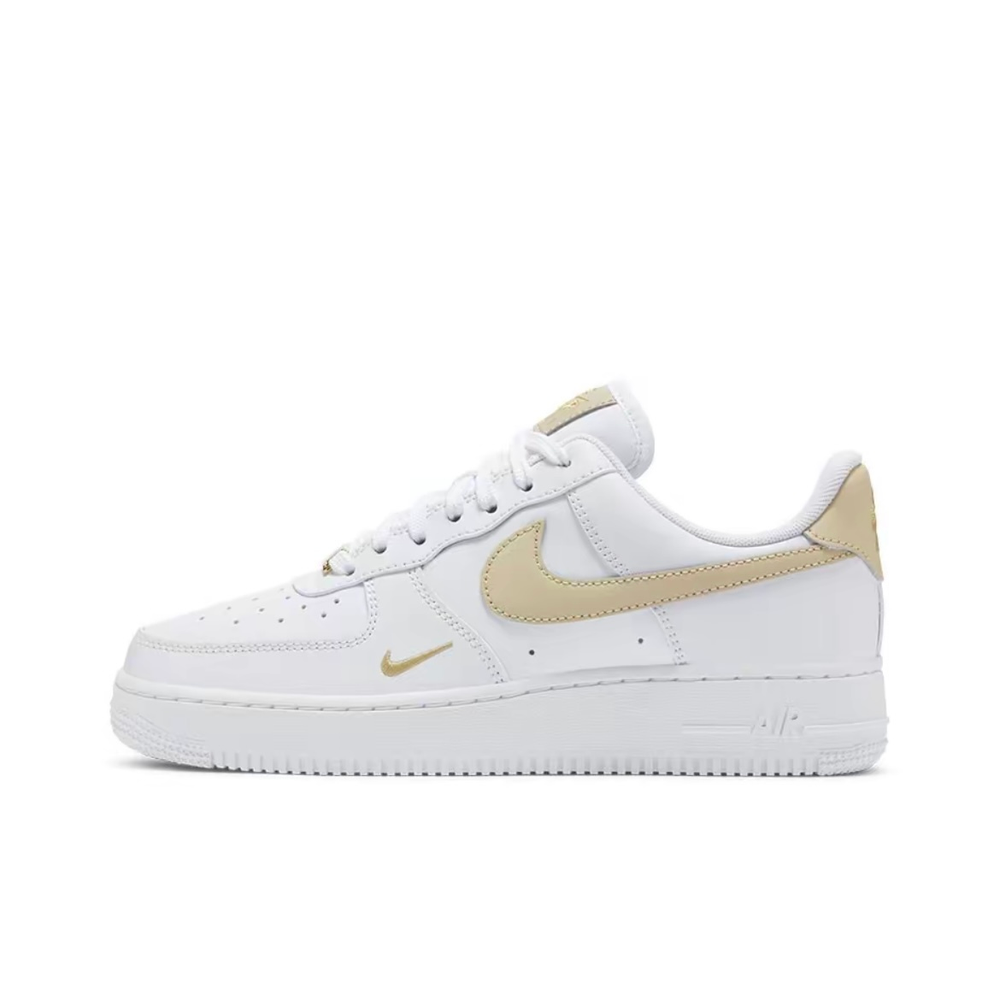 alt="Nike Air Force 1 07 Essential White Rattan CZ0270-105 белые с золотыми элементами вид сбоку на белом фоне"
