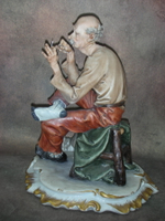 Статуэтка. Фарфор. Мужчина, зашивающий носок. Capodimonte. Италия