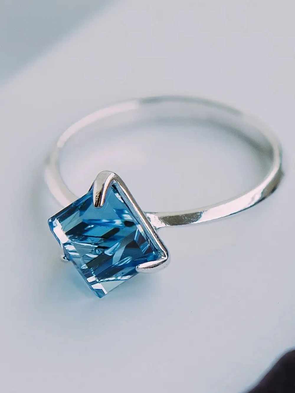 Кольцо Миражи тонкое с голубым кристаллом Swarovski