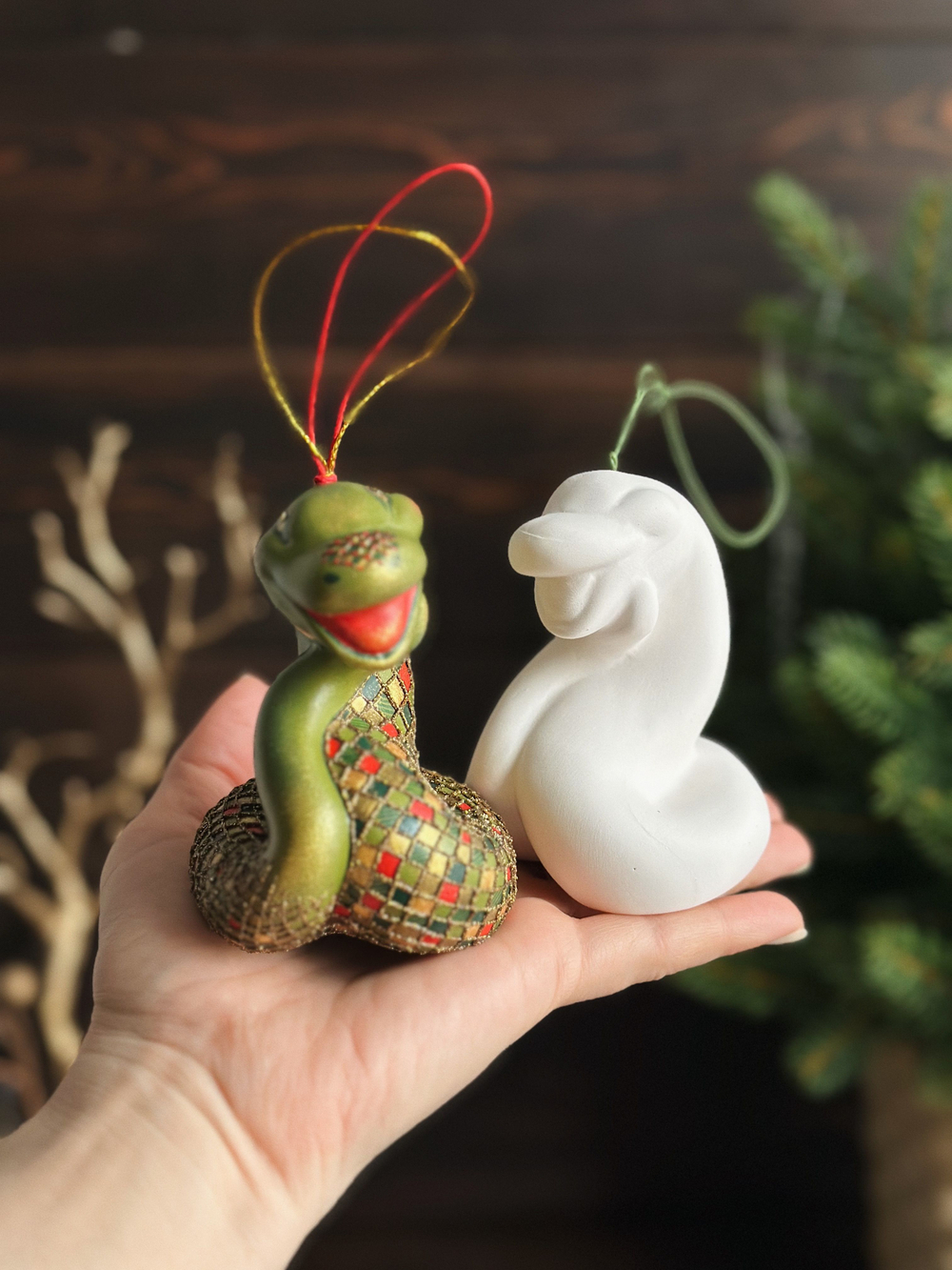 Елочная игрушка Змея для росписи,высота 9 см ,фарфоровая заготовка