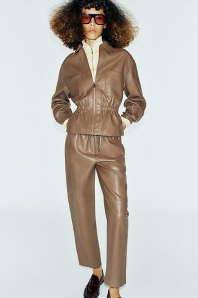 КУРТКА ИЗ ИСКУССТВЕННОЙ КОЖИ, ЭЛАСТИЧНАЯ ТАЛИЯ — ZARA
