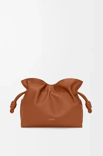 Loewe Сумка-клатч среднего размера Flamenco из телячьей кожи наппа, рыжевато-коричневый