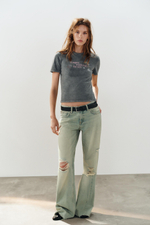 ФУТБОЛКА С ЭФФЕКТОМ ПОТЕРТОСТИ И БЛЕСТЯЩЕЙ НАДПИСЬЮ — ZARA