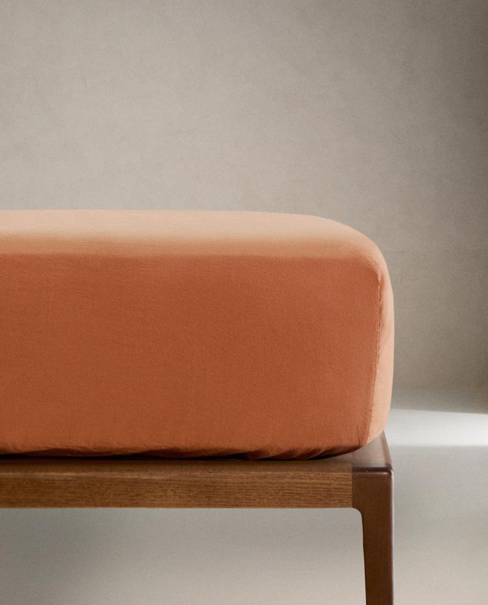 ZARA HOME ДЕТСКАЯ ОДНОТОННАЯ ПРОСТЫНЯ НА РЕЗИНКЕ, КОРИЧНЕВЫЙ