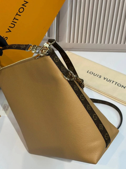 Бежевая сумка Louis Vuitton Multipass
