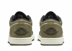 alt="Оливковый логотип Wings на пятке Air Jordan 1 Low Medium Olive"