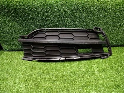 Решетка переднего бампера левая Skoda Karoq 17-21