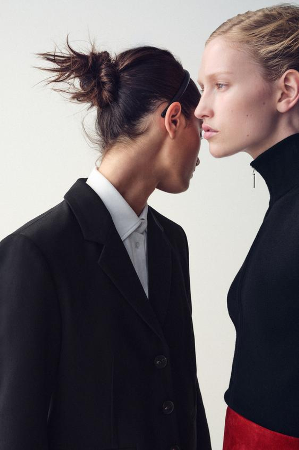 ZARA УКОРОЧЕННЫЙ БЛЕЙЗЕР С ЗАЩИПАМИ, ЧЕРНЫЙ