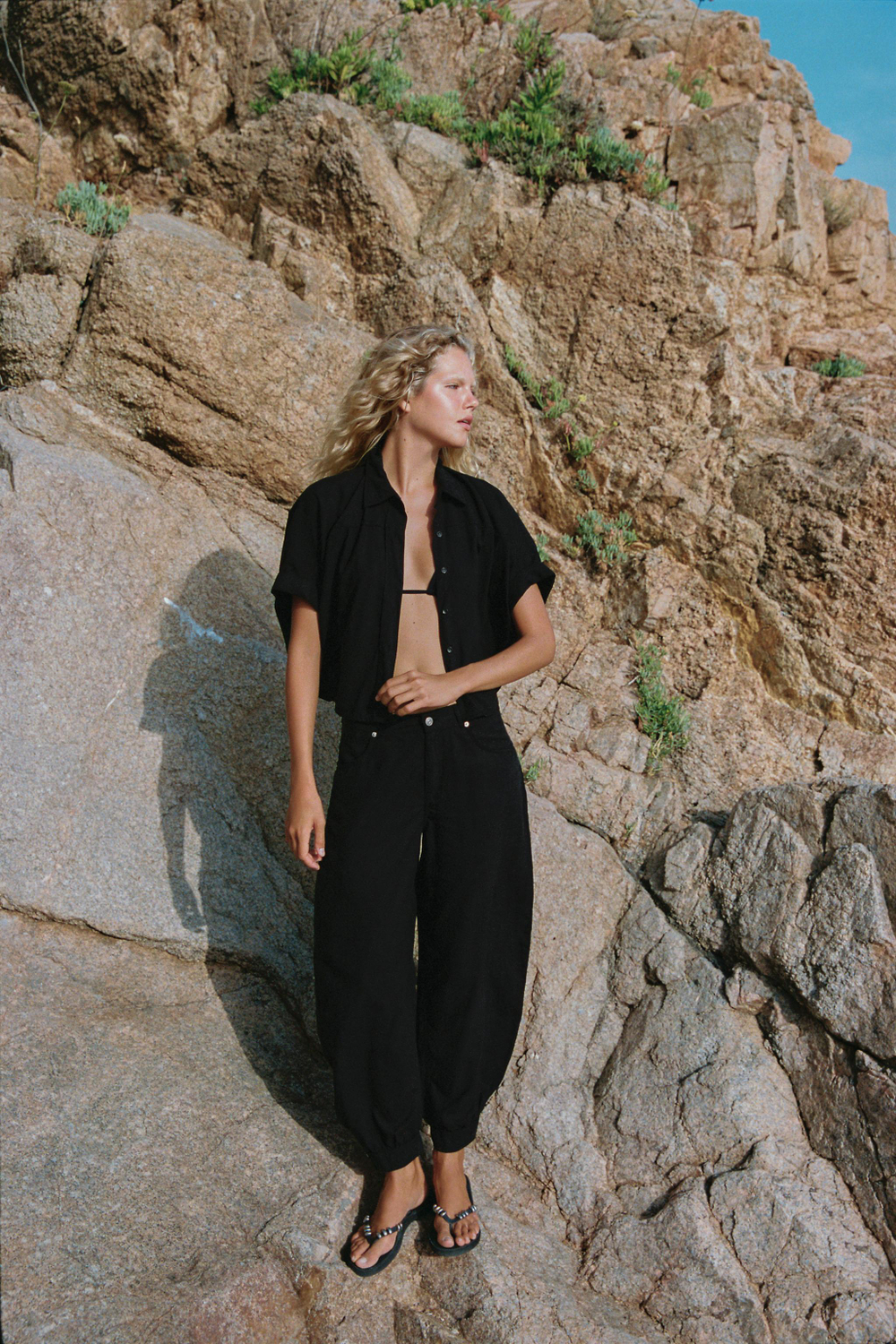 РУБАШКА СТРУЯЩЕГОСЯ ПОКРОЯ С КОРОТКИМИ РУКАВАМИ — ZARA