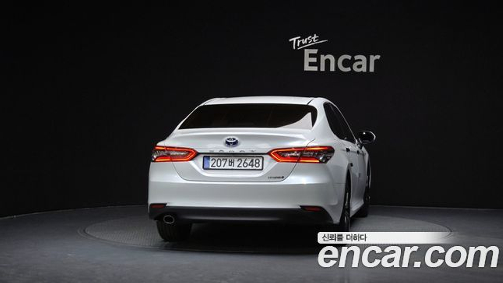 Toyota Camry 2.5 XLE Hybrid — 2024