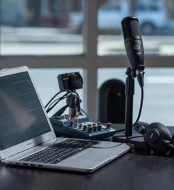 AKG Микрофон универсальный P120, черный