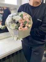 Авторский букет с хризантема, кустовая пионовидная роза и зелень эвкалипта в оформлении