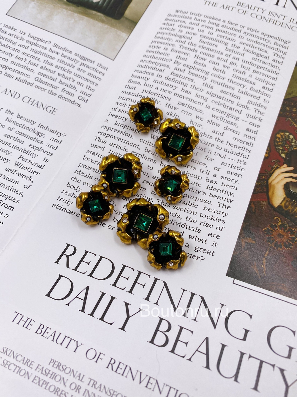 Пуговицы бронза с чернением с изумрудным (зеленым) стразом