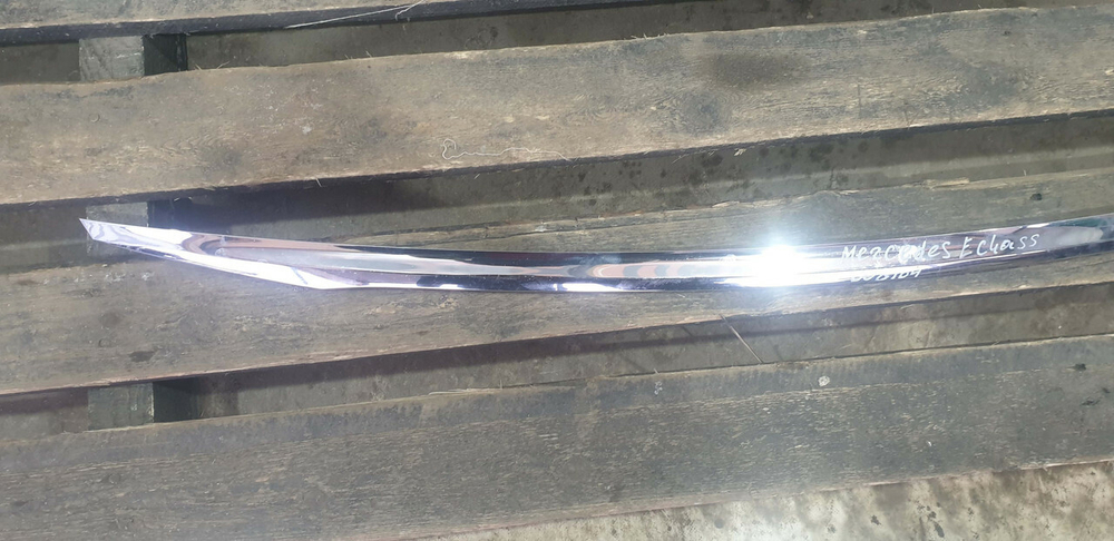 Молдинг крышки багажника Mercedes E (W213) 16-21 Б/У Оригинал A2137570000