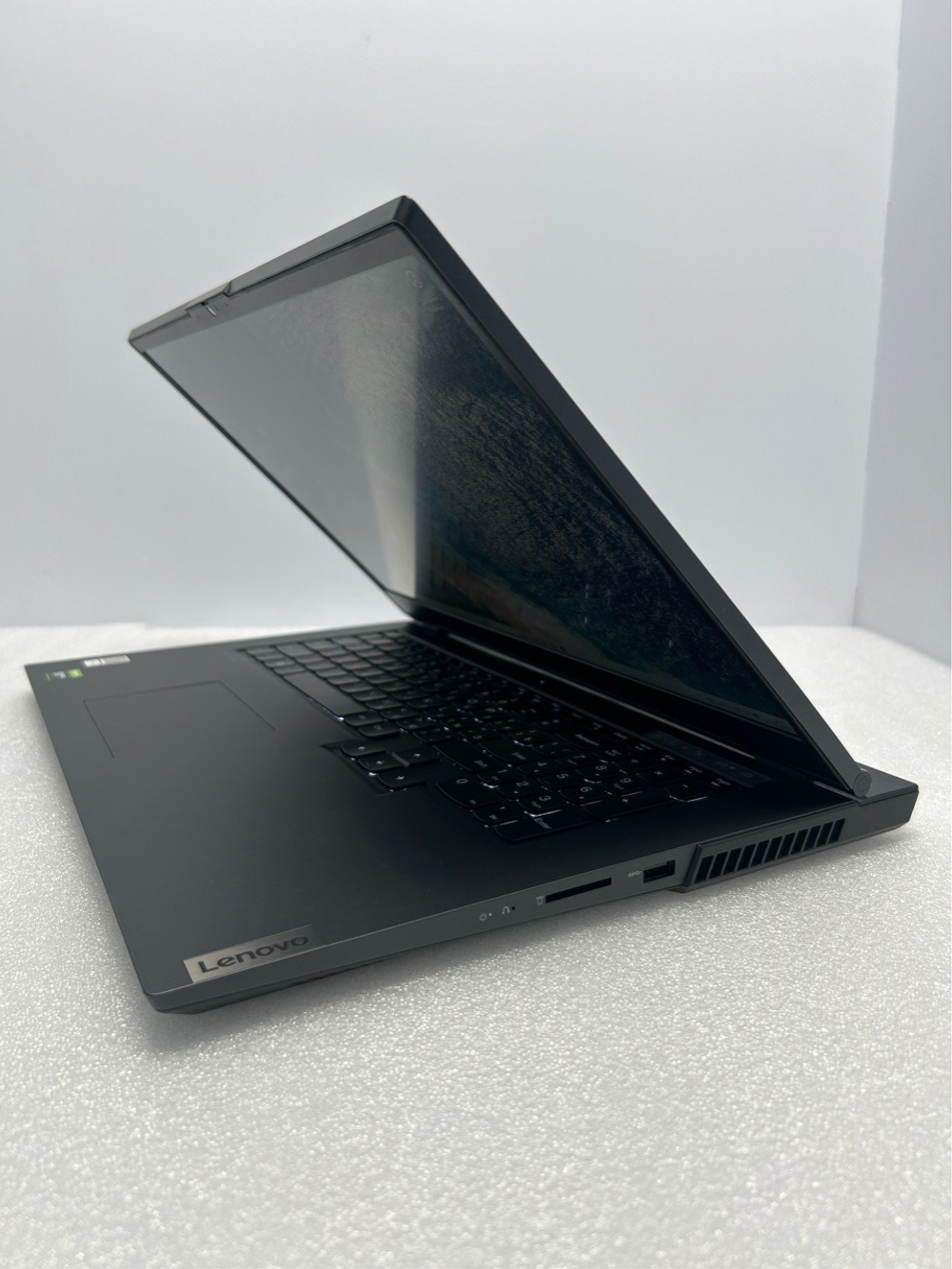 Ноутбук Lenovo Legion 5-17ARH05H. Конфигурация: AMD Ryzen 7 4800H 2.9 ГГц/16 ГБ/512 ГБ SSD/nVidia GeForce RTX 2060 6 ГБ/Windows 11 Домшняя/17.3/1920X1080 144Hz/B1
