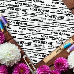 Ткань ниагара рисунок из слов на бежевом фоне