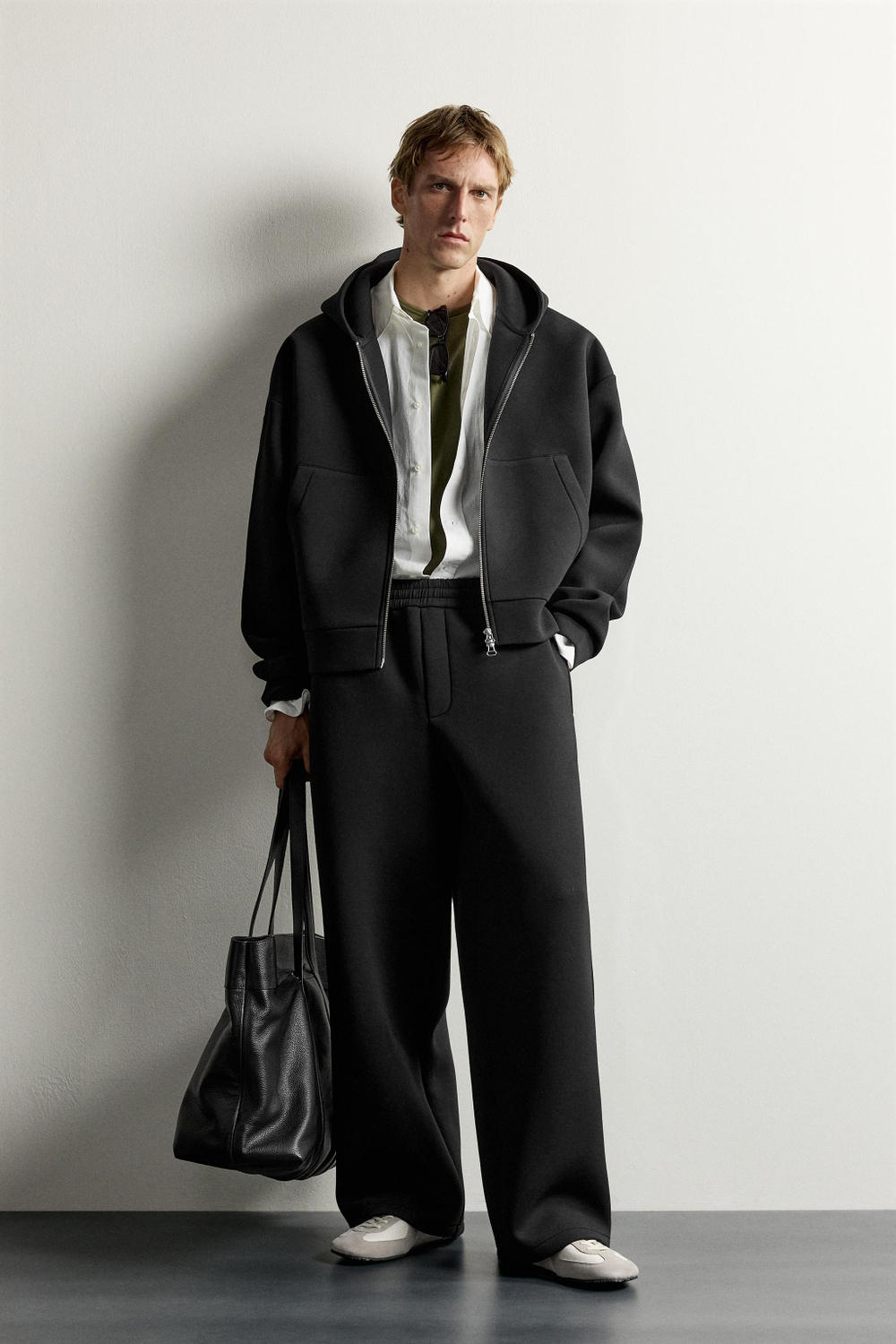 ХУДИ ИЗ ТЕХНИЧЕСКОЙ ТКАНИ НА МОЛНИИ — ZARA