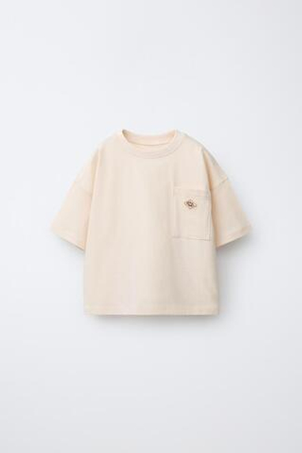 ZARA ФУТБОЛКА С НАШИВКОЙ И КАРМАНОМ, БЕЖЕВЫЙ