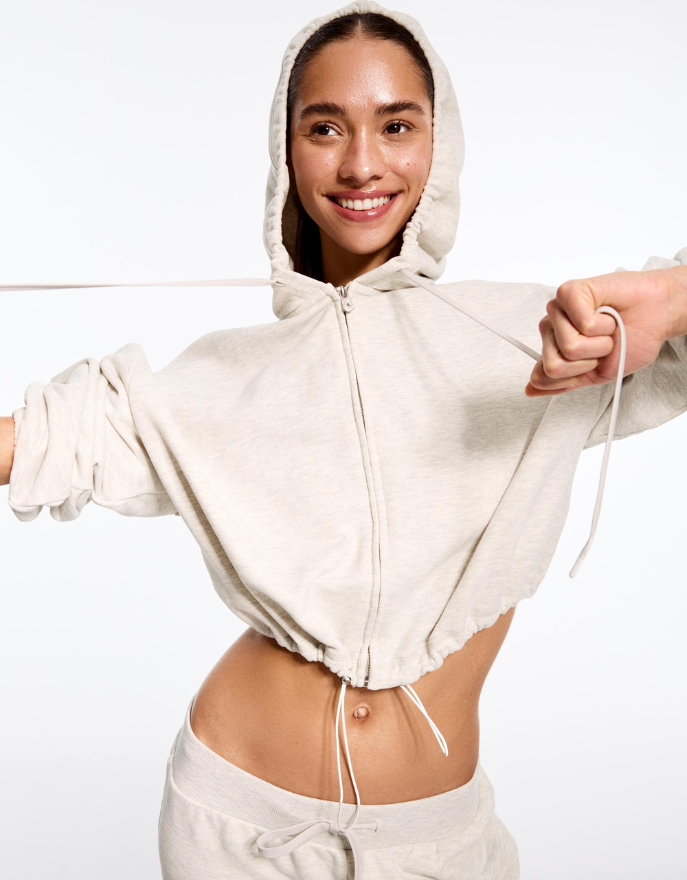 Свитшот с капюшоном, застежкой-молнией и вырезом - BERSHKA