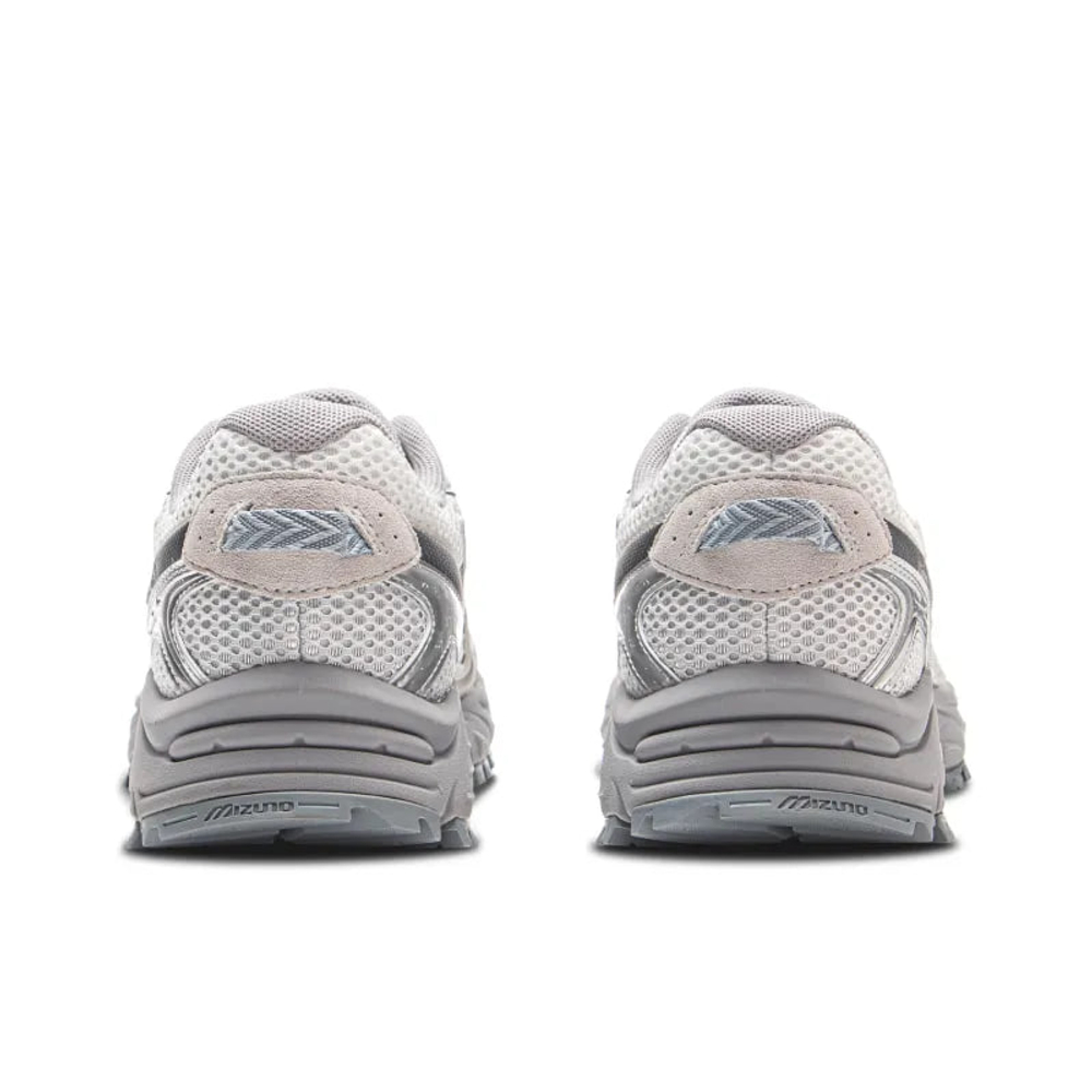 alt="Серебристые металлические вставки на Mizuno FIYI TL"