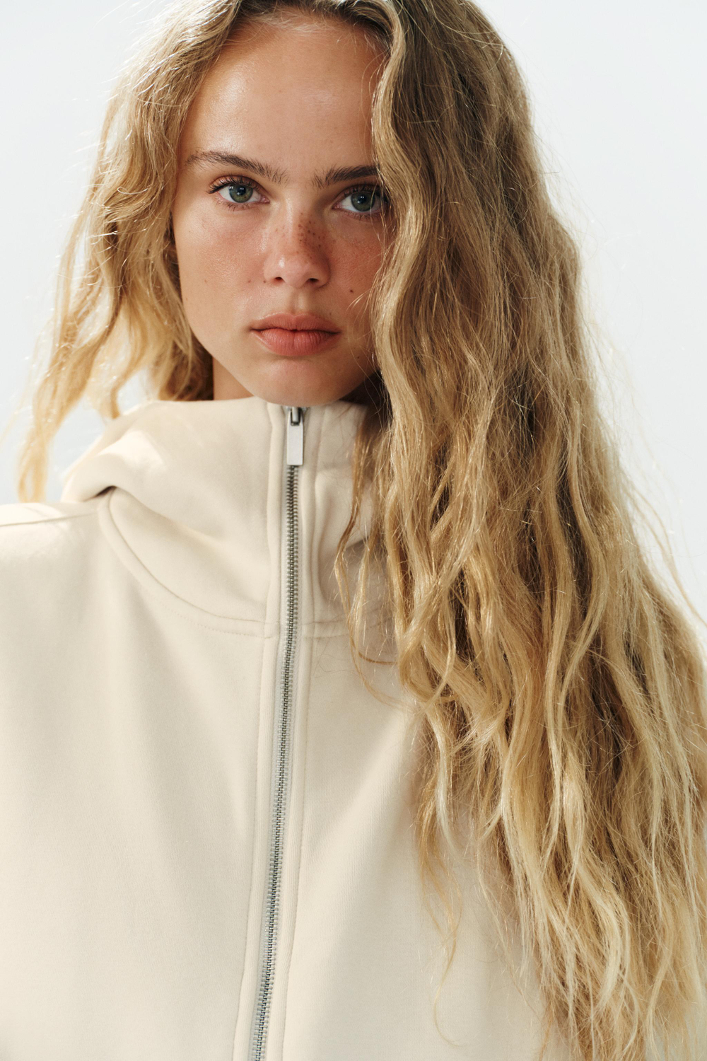 УКОРОЧЕННОЕ ХУДИ — ZARA