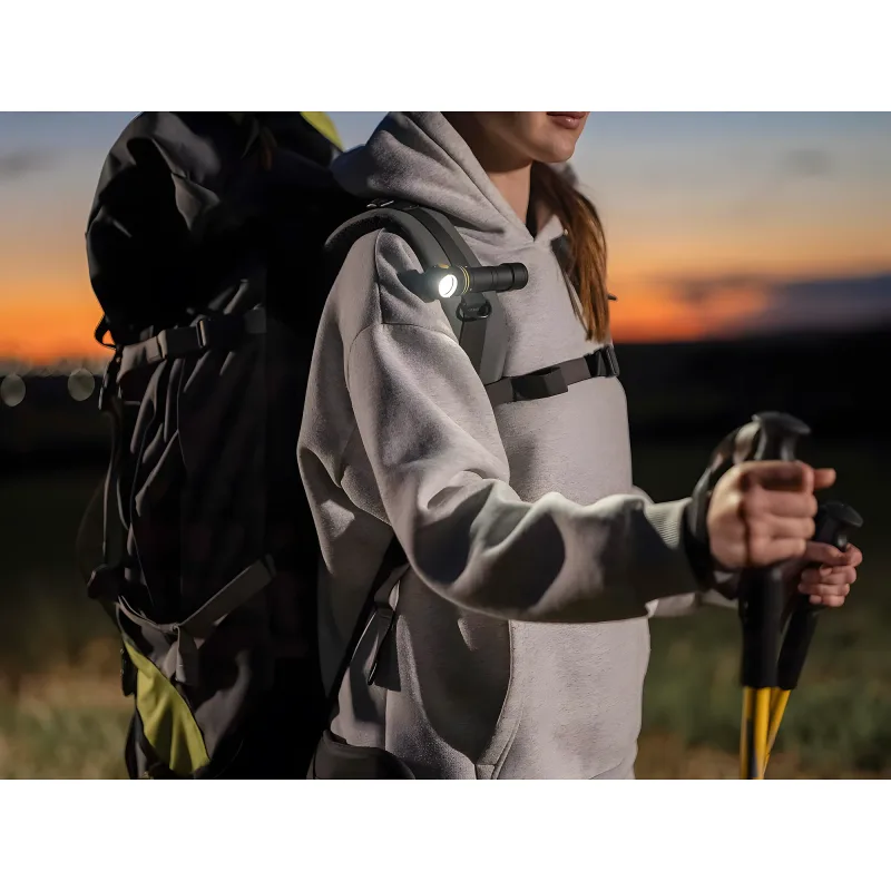Мультифонарь Armytek Elf C2 Max USB-C - закреплен на лямке рюкзака