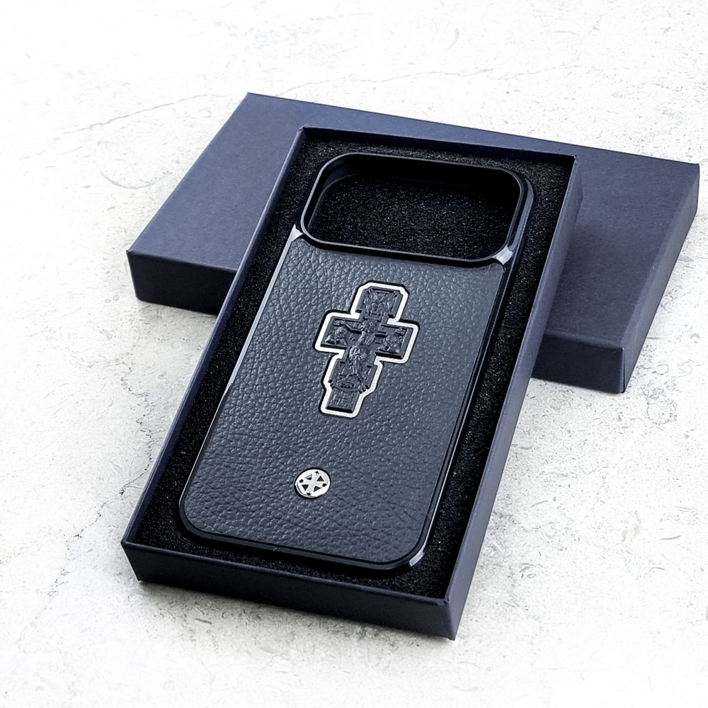 Премиум чехол Euphoria HM Crucifix Cross для iPhone 18 Pro Max в открытой подарочной коробке с чёрной бархатной подложкой — православный крест
