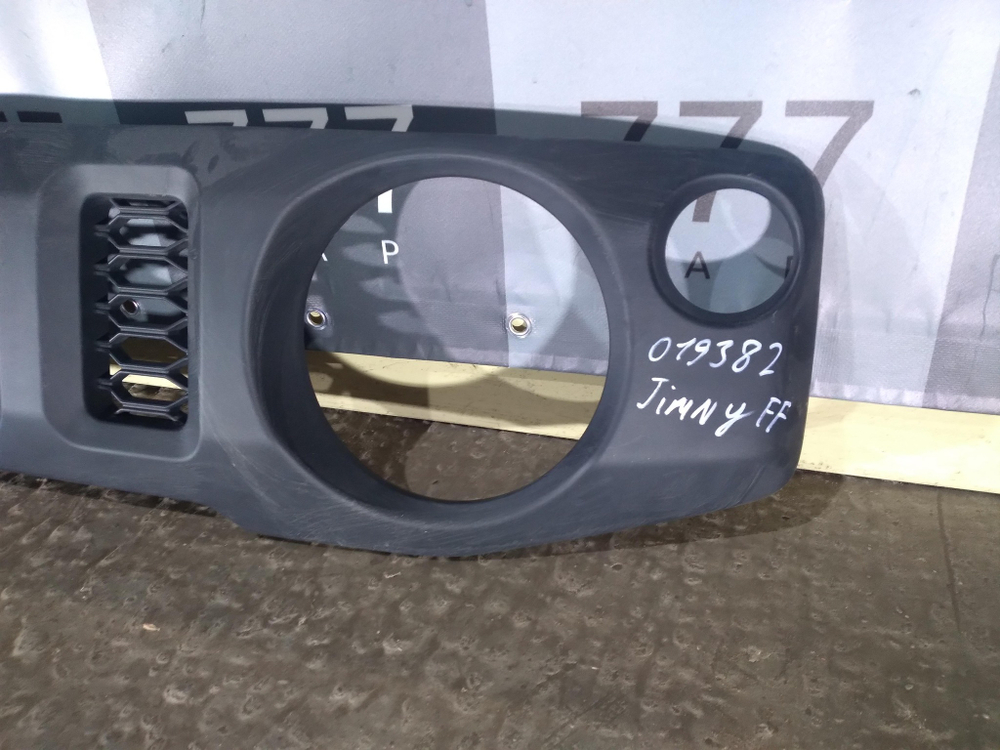 Решетка радиатора Suzuki Jimny 4 18-21 Б/У Оригинал 7211178r0