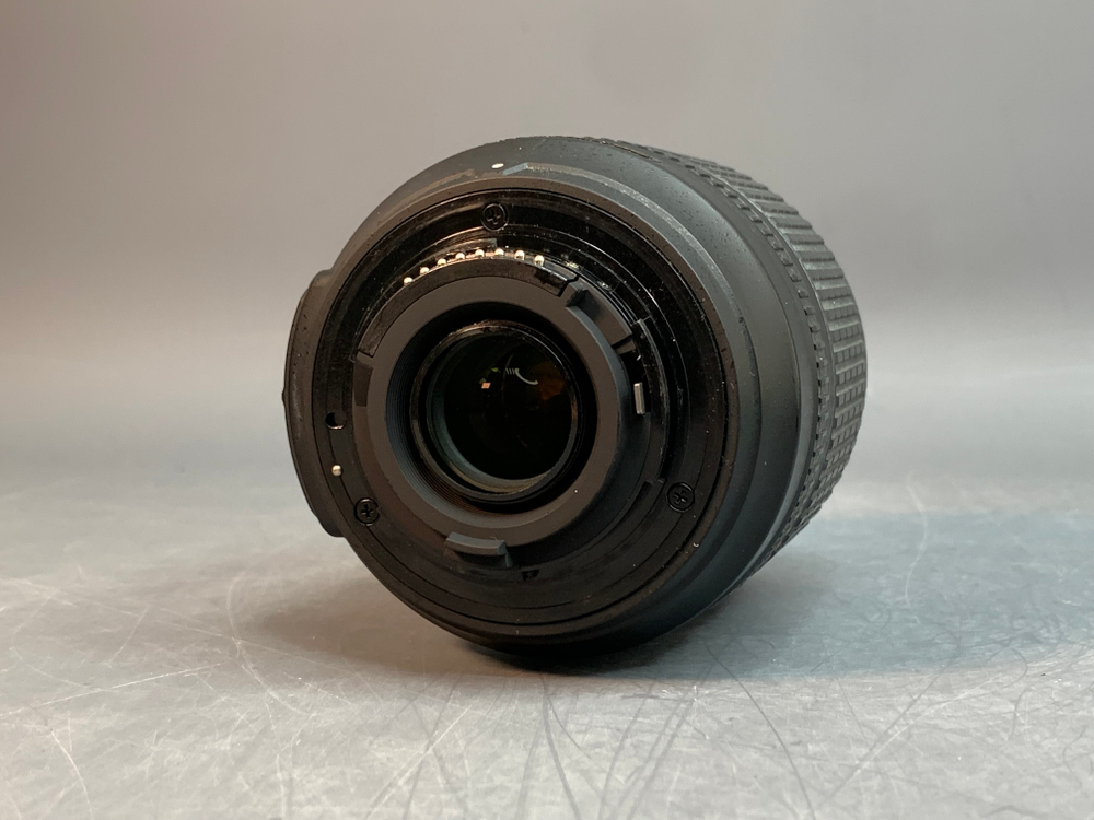 Nikon 18-105 3.5-5.6 ED Скол на креплении светофильтров.