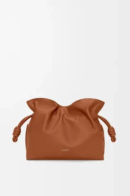 Loewe Сумка-клатч среднего размера Flamenco из телячьей кожи наппа, рыжевато-коричневый