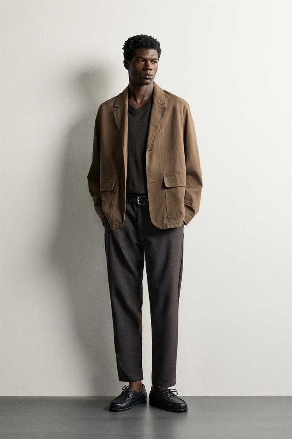ZARA БРЮКИ ЧИНОС ИЗ КОМФОРТНОЙ РЕЛЬЕФНОЙ ТКАНИ, ТЕМНО-КОРИЧНЕВЫЙ